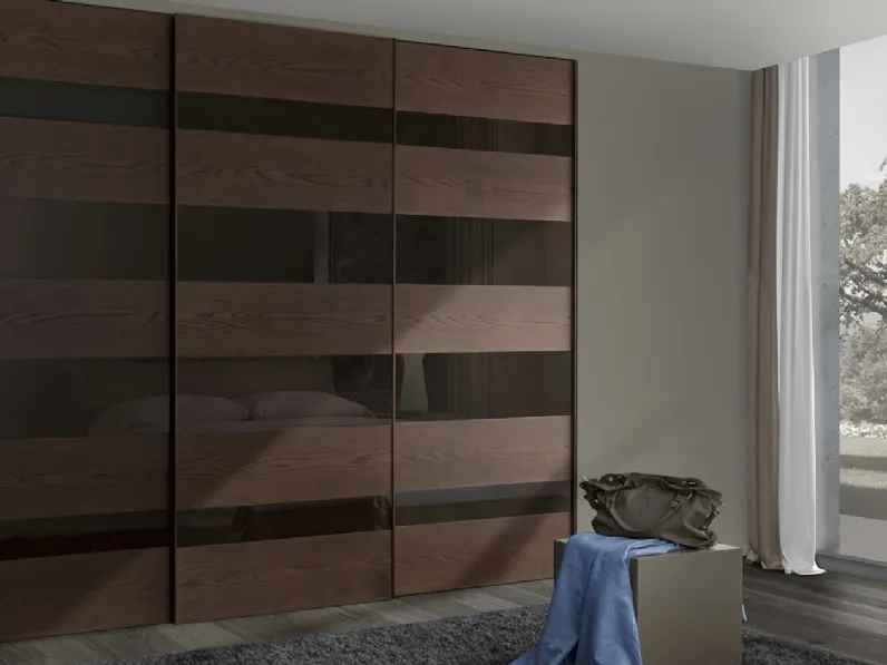 Armadio con ante scorrevoli Sector in legno e vetro laccato di Linegianser