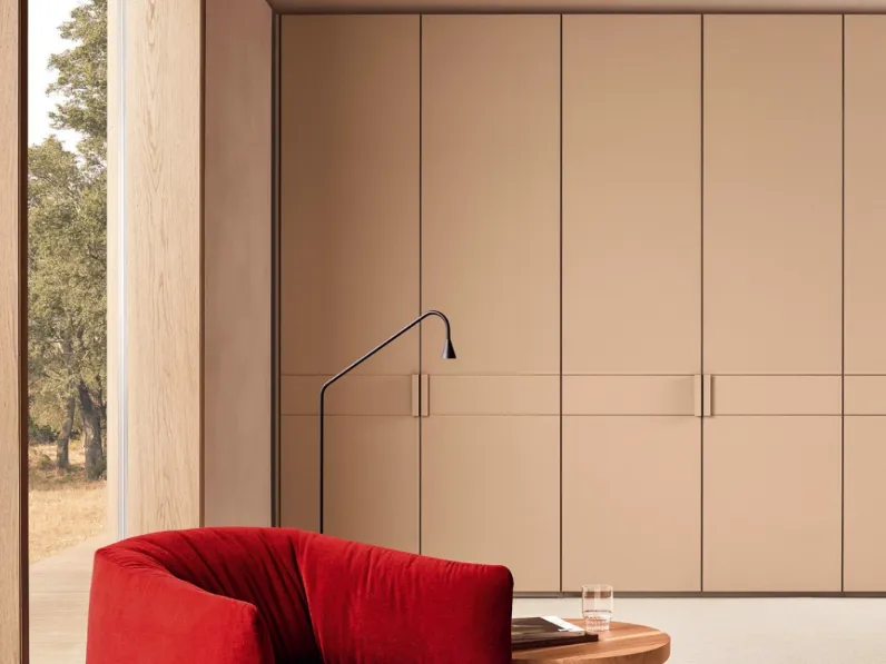 Armadio con ante battenti Senzafine Cover in tecnopelle di Poliform