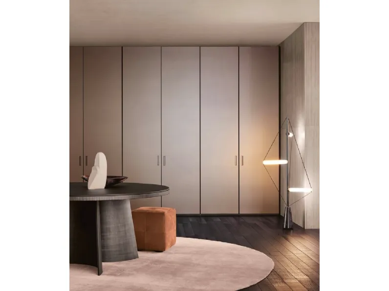 Armadio con ante battenti Senzafine Ocean in vetro acidato bronzo di Poliform