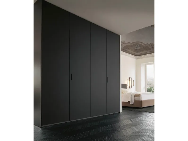 Armadio con ante battenti Senzafine Ocean in vetro satinato nero di Poliform