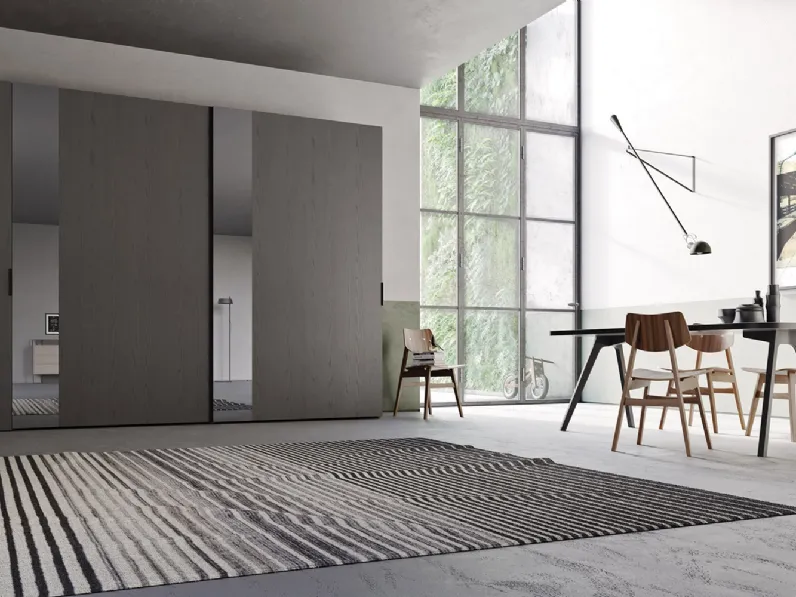 Armadio con ante scorrevoli Side in Frassino laccato a poro aperto Grafite con inserti a specchio Fumè di Ballancin