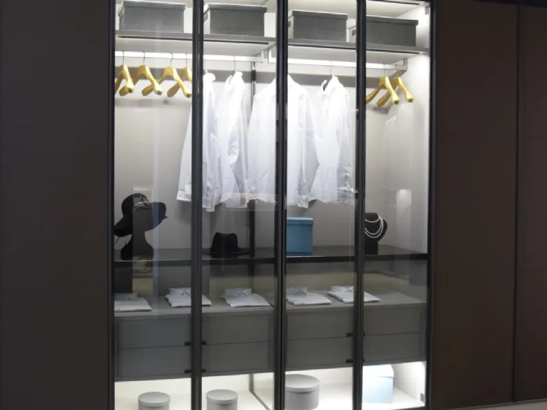 Armadio con ante battenti rivestite in cuoio e ante centrali in vetro Skin di Linegianser