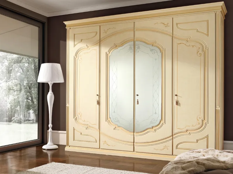 Armadio Smeraldo finitura patina Miele con specchio centrale di Ferretti e Ferretti