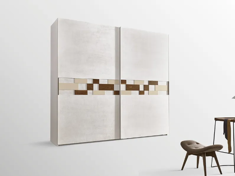 Armadio con anta scorrevole Soho in laccato opaco con formelle divari materiali nella fascia centrale di Ferretti e Ferretti