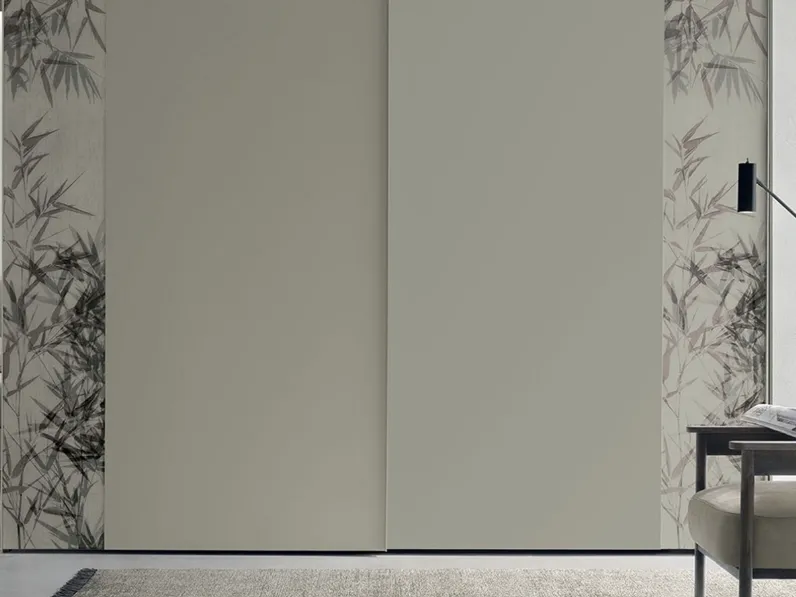Armadio con ante scorrevoli Strip in laccato con fasce in vetro di Tomasella