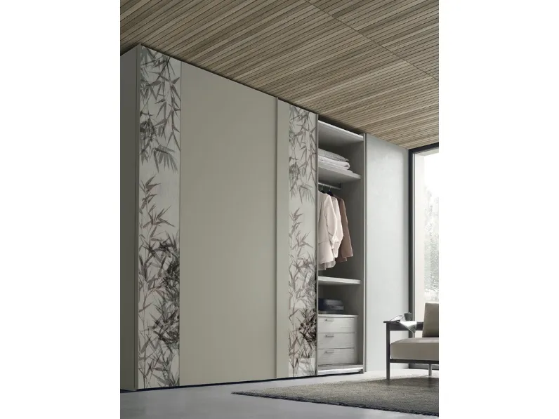 Armadio con ante scorrevoli Strip in laccato con fasce in vetro di Tomasella