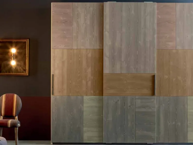 Armadio moderno in legno massello con finitura a quattro colori differenti con ante scorrevoli Tetris di Callesella