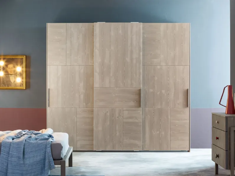 Armadio moderno con tre ante scorrevoli in legno massello Tetris di Callesella