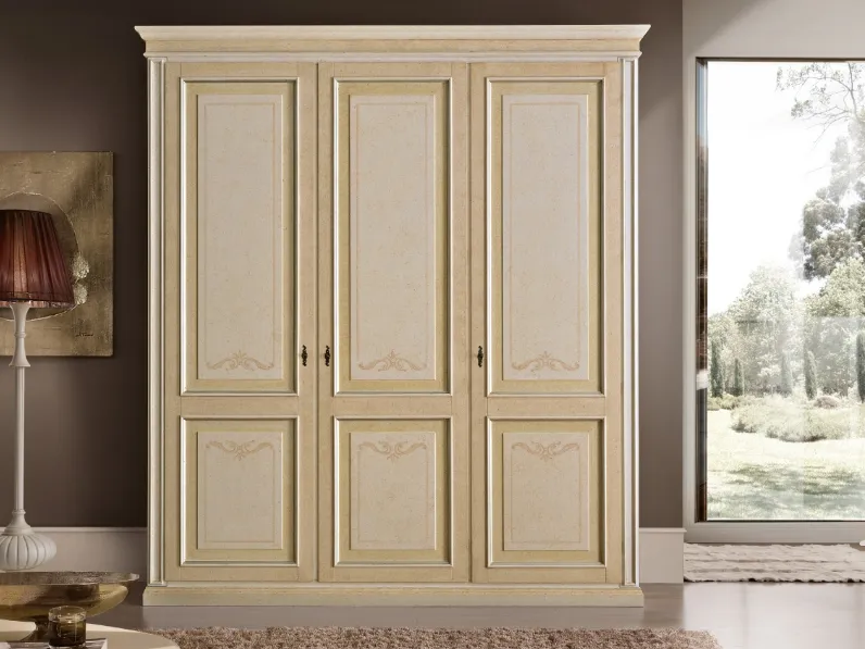 Armadio Tiziano finitura Antiquariato, sovracolore fascia esterna Rosa e fascia interna Ocra di Ferretti e Ferretti