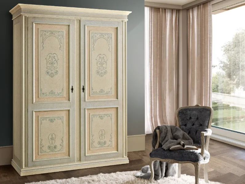 Armadio classico Tiziano a due ante finitura Antiquariato con sovracolore fascia esterna e decori Azzurri e fascia interna Ocra di Ferretti e Ferretti