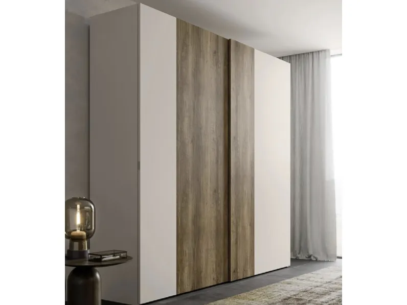 Armadio con ante scorrevoli Track in laccato opaco Madreperla e materico Rovere Nodato Scuro di Murobianco