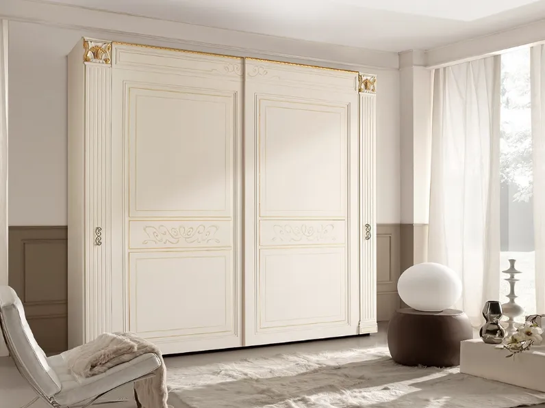 Armadio classico Venus finitura Bianco Antico patinato con decori Ocra e particolari Oro di Ferretti e Ferretti