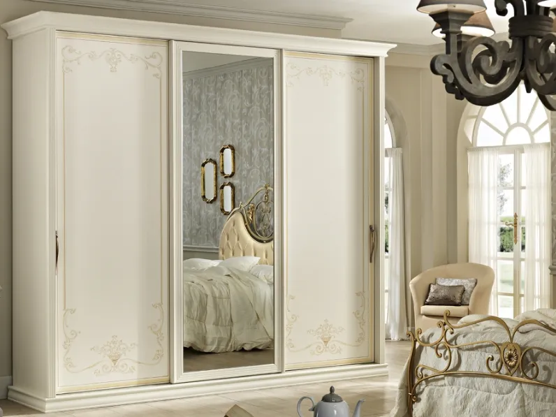 Armadio con ante scorrevoli in laccato opaco e centrale a specchio Viola di Mobilificio AG