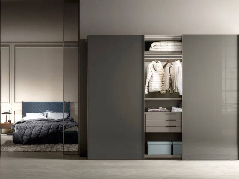 Armadio con ante scorrevoli Vision in laccato lucido di Alf Da Frè