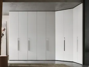 L'armadio angolare Wall Battente di Maronese ottimizza gli spazi con design essenziale.