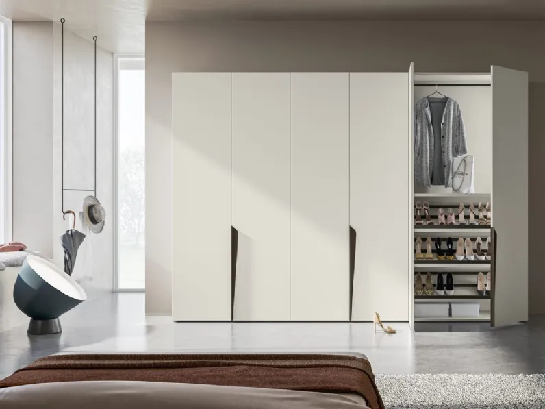 Armadio Battente Vela ZN04 finitura Perla con maniglie finitura Bronzo di Marka Total Living