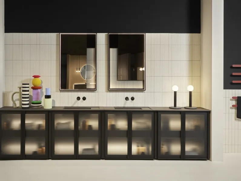 Mobile da Bagno con anta in vetro fumè e cornice nero opaco Bemade 01 di Antoniolupi