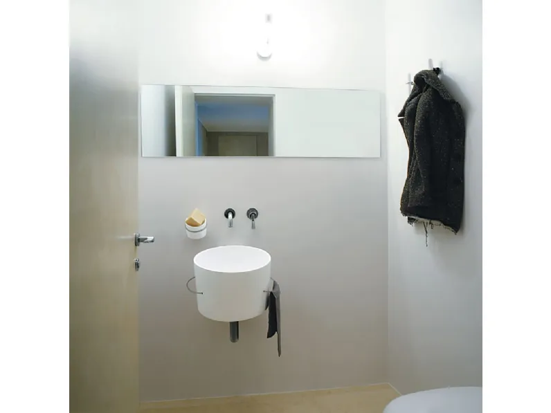 Lavabo sospeso in ceramica con portasalviette laterali Bucatini di Agape