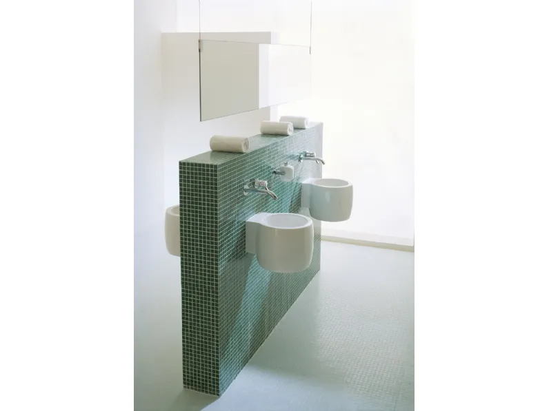Lavabo sospeso in ceramica dalla forma piena e compatta Cheese di Agape