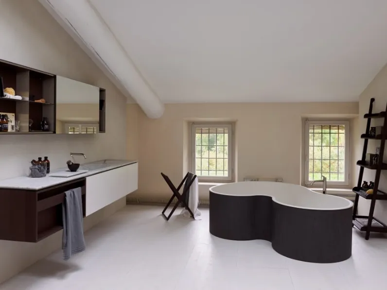 Vasca da Bagno a due posti in legno curvato dalle linee morbide e sinuose DR di Agape