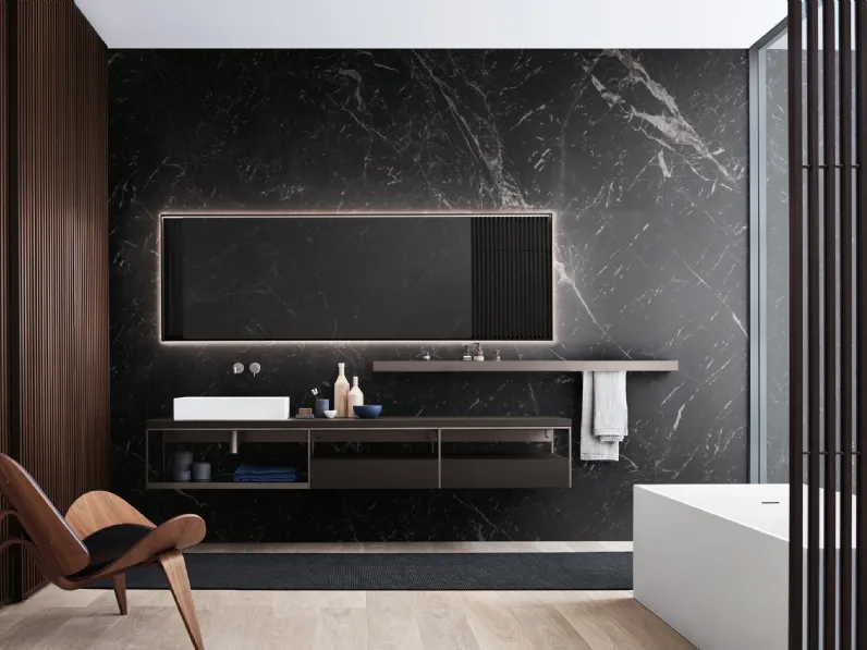 Mobile da Bagno con top in rovere nero, elemento a giorno con struttura in alluminio laccato quarzo e ripiano in vetro fumè Fjord Fjord 24 01 di Milldue