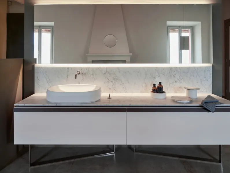 Mobile Bagno da appoggio in laccato bianco, top in marmo bianco di Carrara e base in metallo Flat XL composizione 21 di Agape