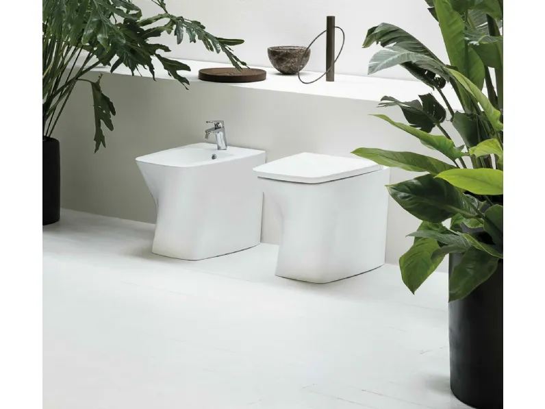 Sanitari da appoggio realizzati mediante un atto di torsione della ceramica bianca Hera 02 di Azzurra Ceramica