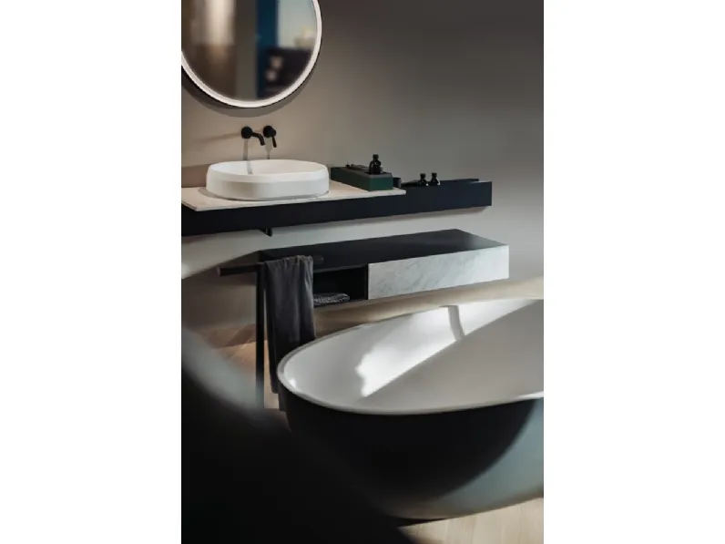 Mobile da Bagno sospeso in marmo bianco di carrara e laccato opaco nero Lato composizione 02 di Agape