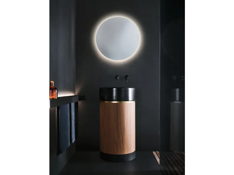 Lavabo Verticale con lavabo in ceramica nera opaca, fascia in oro satinato, parte centrale in noce canaletto e zoccolo in Rovere nero Roma 24 06 di Milldue