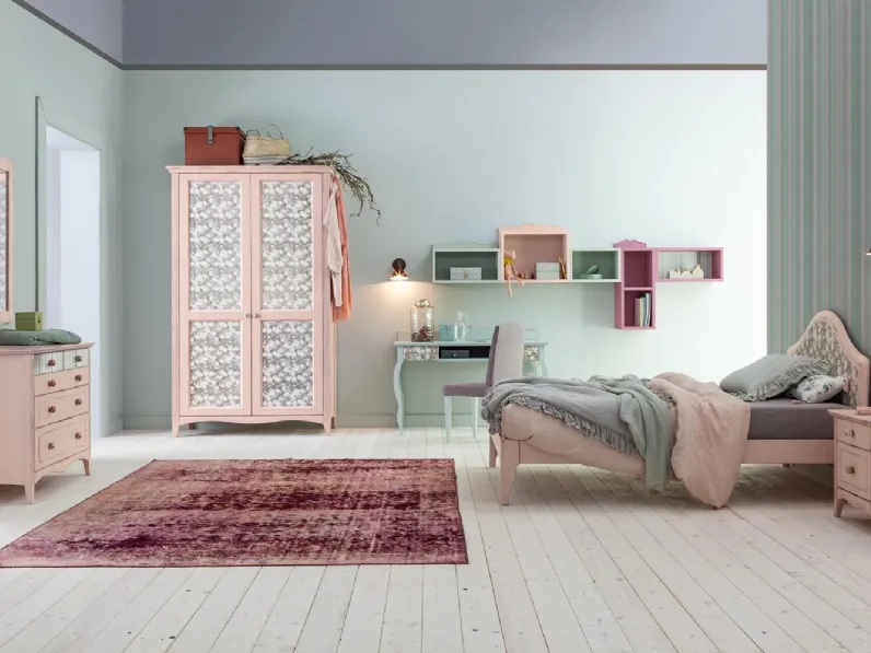 Cameretta in legno classica con finitura in tinta rosa pastello arricchita con stampe floreali Romantic Gendarme di Callesella