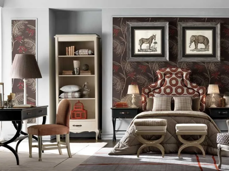 Cameretta Sunset in legno laccato con letto in tessuto di lino ricamato dai colori sgargianti che rivestono la testiera di Vittorio Grifoni