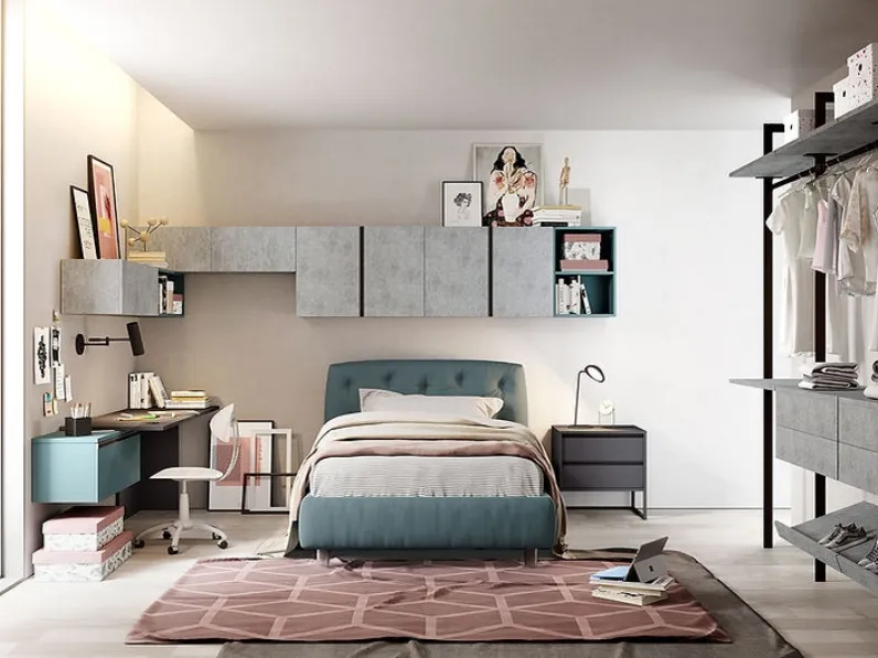 Cameretta componibile Teens 05 in melaminico effetto cemento con letto in velluto con testiera trapuntata di Foresi Mobili