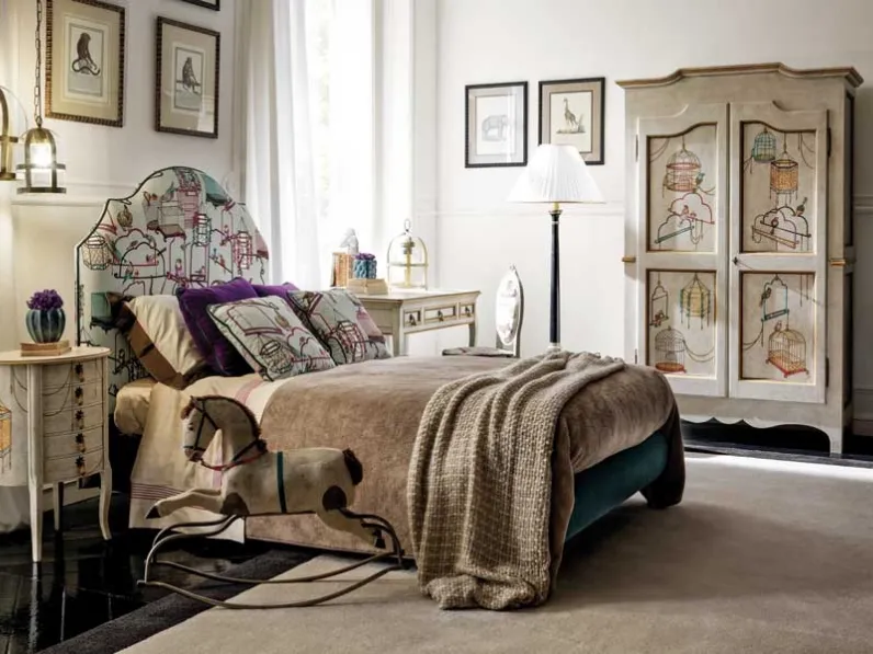 Cameretta Voliere in legno decorato e tessuti stampati che ricordano un giardino incantato di Vittorio Grifoni