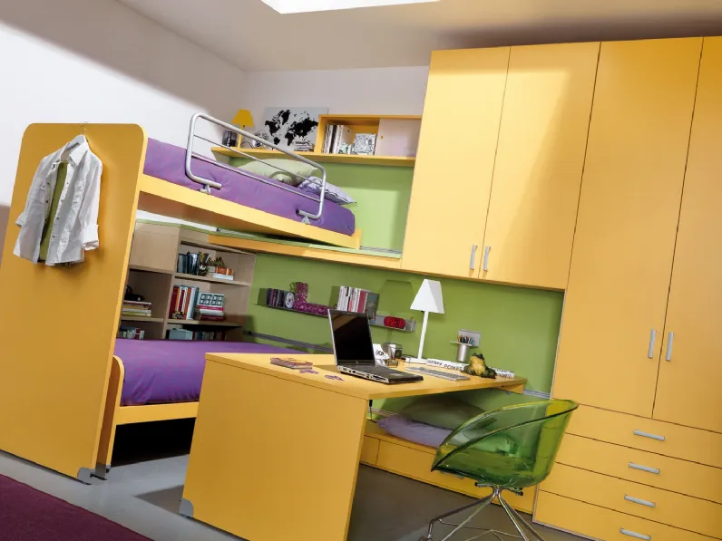 Cameretta a soppalco con scrivania scorrevole Young 338 in finitura Larice, Giallo Mais e Verde Mela di Ime Arredamenti