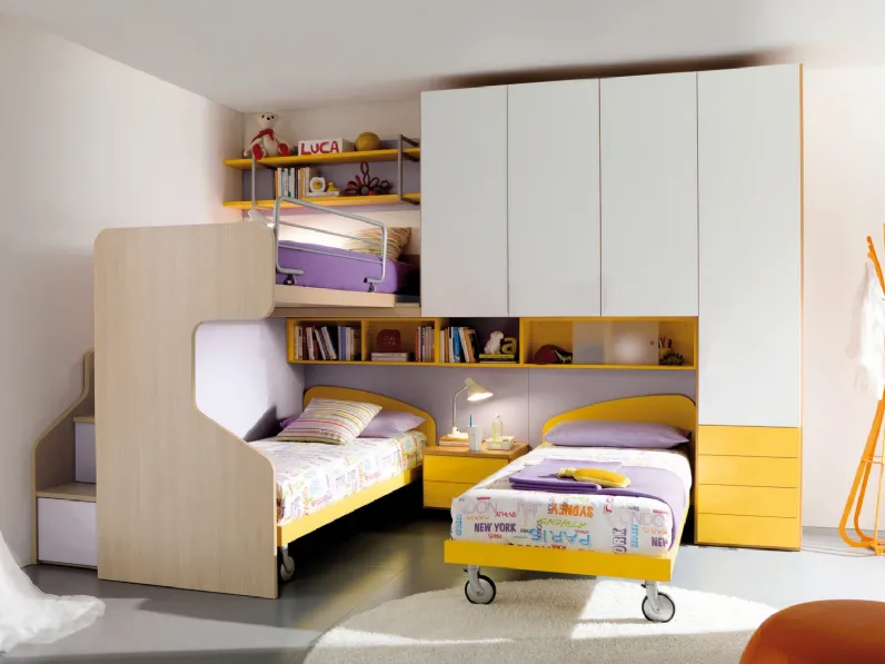 Cameretta a soppalco con tre letti Young 339 in finitura Larice, Bianco, Giallo Mais e Lilla di Ime Arredamenti