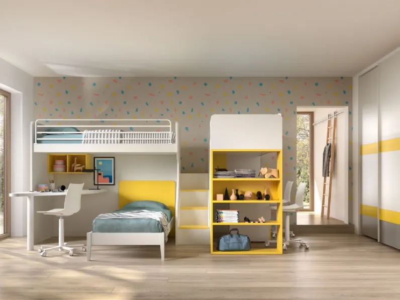 Camera con soppalco a tre letti con scrivania Room 158 di Zg Mobili