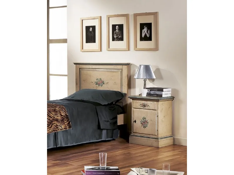 Comodino in legno a una porta e un cassetto con finitura colore avorio anticato e ornamenti colore azzurro 1430-A di Zanini