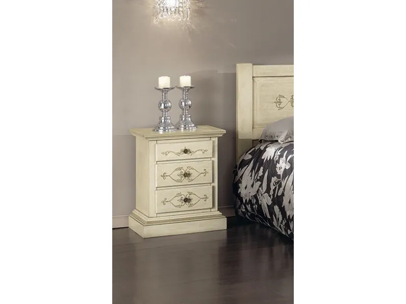 Comodino decorato a 3 cassetti con finitura colore avorio antico e ornamenti in colore verde 1471-A di Zanini