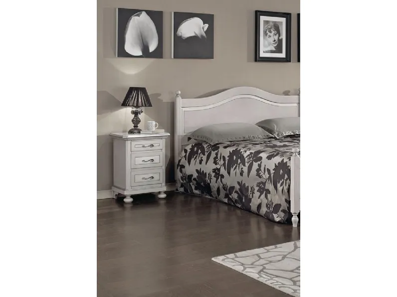 Comodino a tre cassetti decorato con finitura colore tortora e grigio anticato e filetti colore argento 1476-A di Zanini