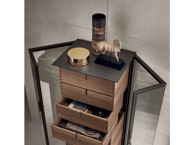 Cassettiera Ala in vetro e alluminio con cassetti in legno, top e schienale in bronzo opaco di Rimadesio