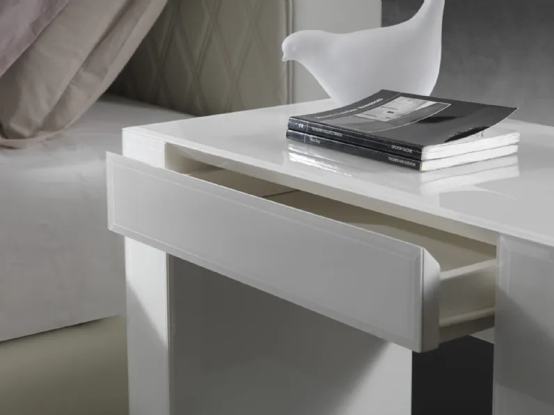 Comodino in legno laccato Bianco lucido a un cassetto con applicazioni in vetro verniciato bisellato Avantgarde di Reflex