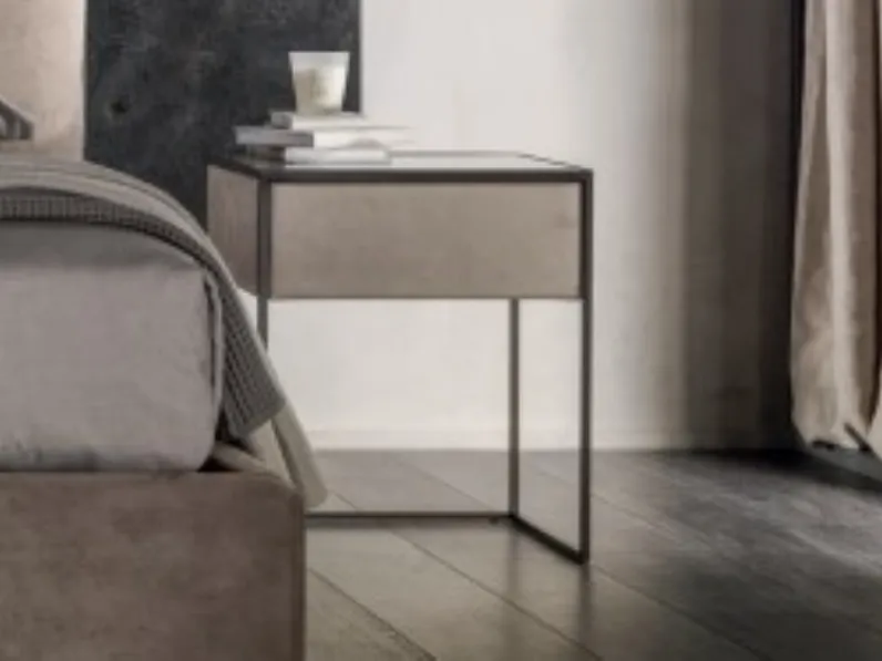 Comodino Narciso rivestito in pelle con struttura in metallo di Cantori