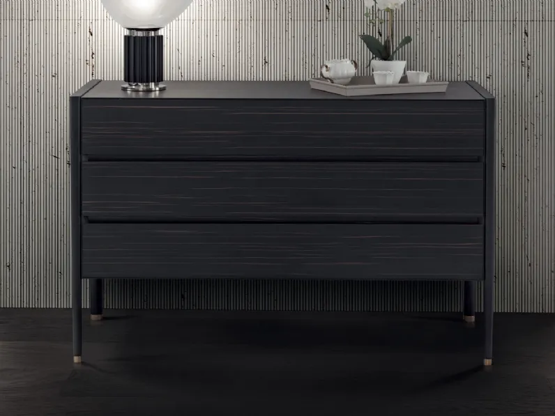 Comò Hugs in ebano dark opaco e ottone brunito di Conte