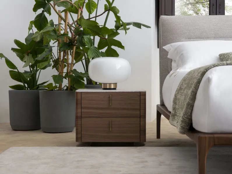 Comodino Nuage in legno con top in marmo di Conte