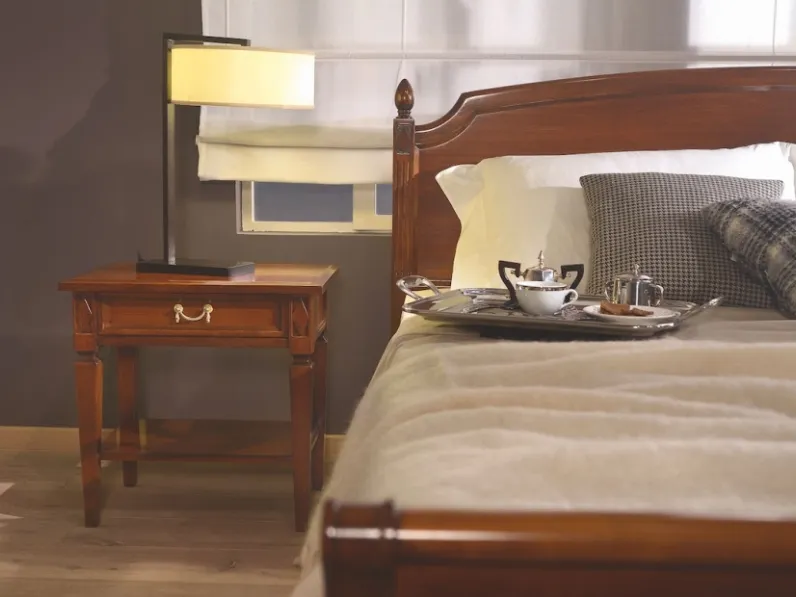Comodino classico in legno con maniglia in ottone Villa Borghese 5374 di Selva