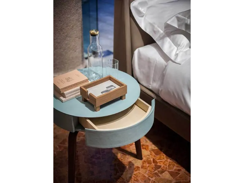 Comodino Fiorile di Poltrona Frau