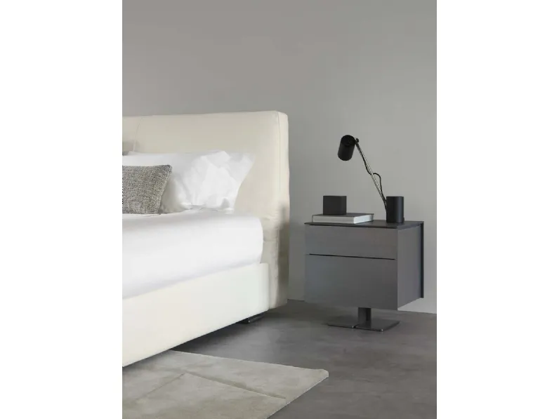 Comodino Juta Alto con piedino centrale di Flou