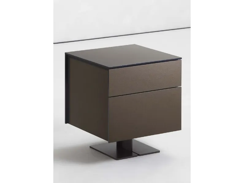 Comodino Juta Alto con piedino centrale di Flou