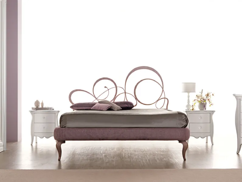 Gruppo notte in legno laccato con frontali curvi e maniglie decorative in ferro Sofia di Cortezari