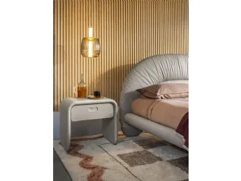 Il comodino LieLow di Poltrona Frau unisce design minimalista e eleganza raffinata.